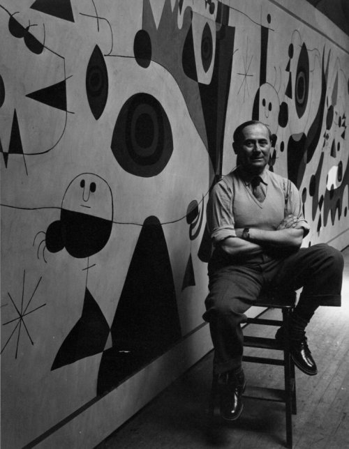 <p>Joan Miró in front of the mural painting for the Terrace Plaza Hotel restaurant in Cincinnati, 1947. © Arnold Newman / Getty Images</p>