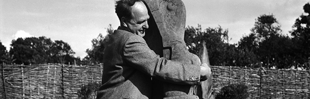 Henry Moore with his sculpture Mother and Child [Henry Moore con su escultura Mother and Child (Madre e hijo)], Farleys Garden, East Sussex, 1953 © Lee Miller Archives, Inglaterra, 2018. Todos los derechos reservados

