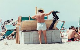 <p>Joaquim Gomis, <em>Home a la platja recuperant la seva roba de carrer</em>, Sitges, 1967.</p>