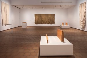 <h1>Exposició <em>Entre dos patis. El pas de Fina Miralles, Susana Solano i Eva Lootz per l&#39;Espai 10</em>. &copy; Fundació Joan Miró, Barcelona. Fotografia: Davide Camesasca</h1>