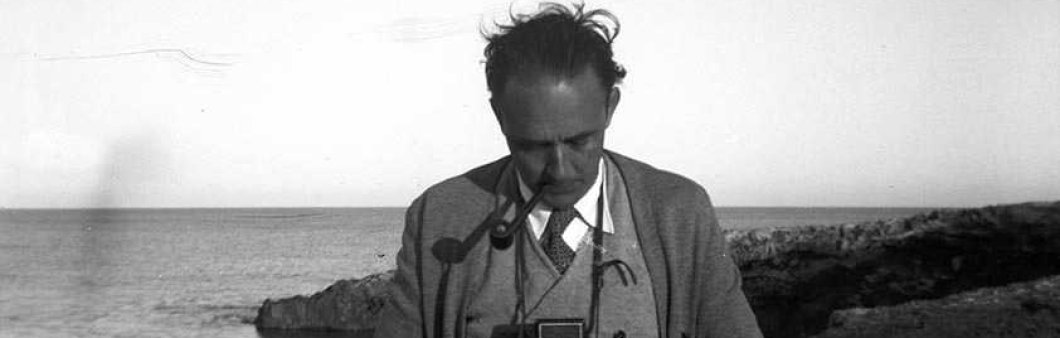 Retrato de Joaquim Gomis con su cámara Rolleiflex (1945-1950) © Herederos de Joaquim Gomis. Fundació Joan Miró, Barcelona, 2025. Archivo Nacional de Cataluña (ANC1-972-N-14341)
