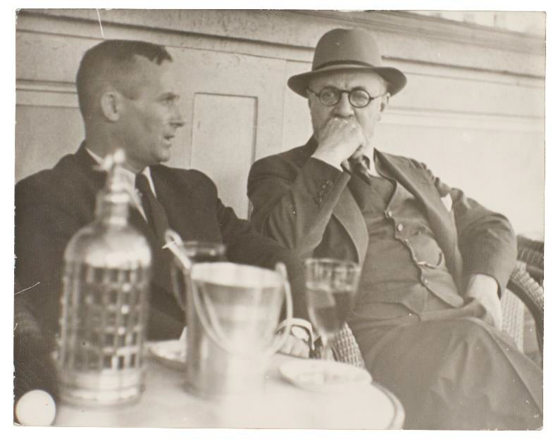 Joan Miró and Henri Matisse at the café Les Deux Magots, París, ca. 1936. Fotografía de Pierre Matisse © Pierre Matisse, VEGAP, Barcelona, 2024.
